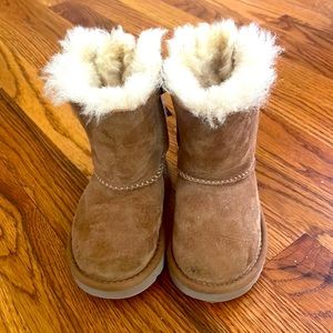 NEVER WORN Brand new! Chestnut Bailey Bow II Boot